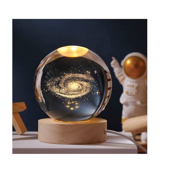 Επιτραπέζιο 3D Διακοσμητικό Φωτιστικό LED Κρυστάλλινη Σφαίρα 7.5cm με Σχέδιο Γαλαξία - Ξύλινη Βάση και Θερμό Λευκό Φωτισμό